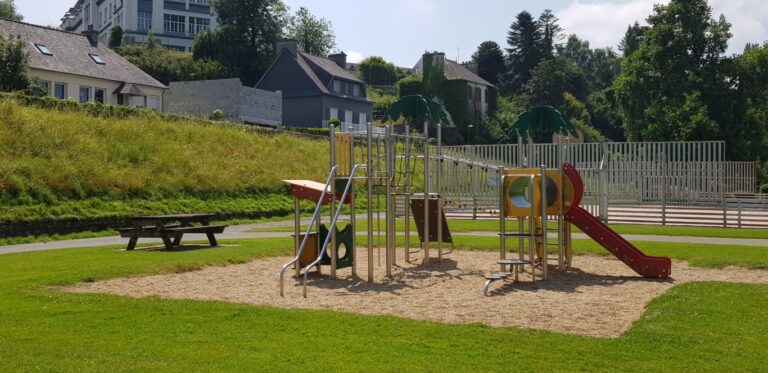 chateaulin aire jeux petite gare