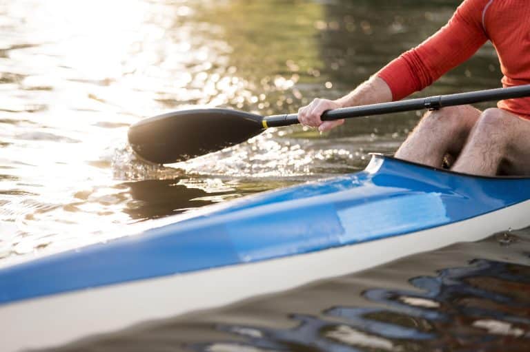concept d aviron avec rame et kayak